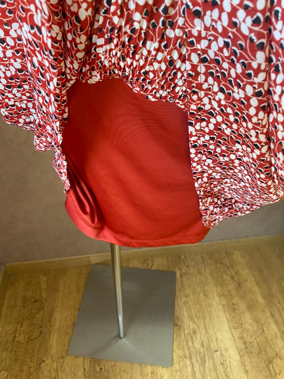 Bonobo pleated skirt size 36 – Red with graphic print, fluid and elegant – photo 7